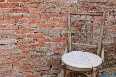 sandalye eski tuğla duvar antik.