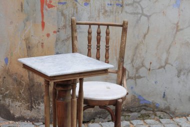 sandalye ve masa arka plan eski mi eski duvar