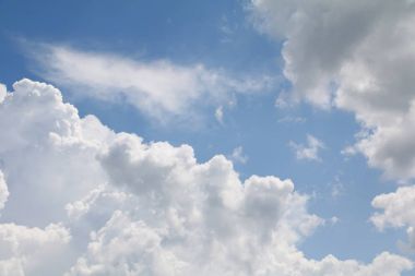 Mavi gökyüzü ile büyük bulut hareket doğada güzel. için alan eklemek yukarıdaki metin