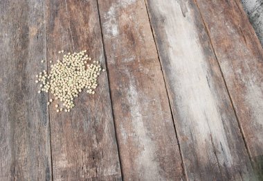 şeker bezelye tohumu, yeşil fındık ahşap tahta arka plan üzerinde kuru. Üstten Görünüm