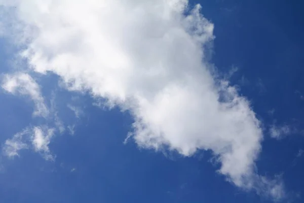 Céu Azul Com Grande Nuvem Arte Natureza Bonito Espaço Cópia — Fotografia de Stock