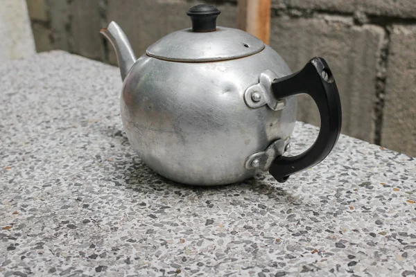 Antika Çaydanlık Tayland Tablo Terrazzo Arka Plan Üzerinde — Stok fotoğraf