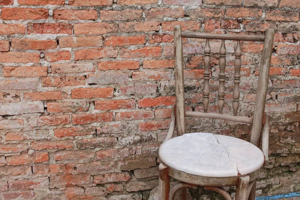 Chaise Ancienne Dans Vieux Mur Briques — Photo