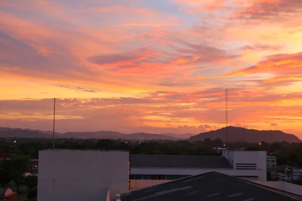 Ciel au coucher du soleil et nuage de mouvement belle nature en soirée colorée — Photo