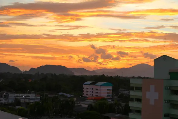 Ciel au coucher du soleil et nuage de mouvement belle nature en soirée colorée — Photo