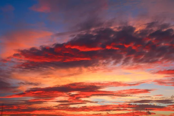 Ουρανός στο ηλιοβασίλεμα και κίνηση σύννεφο, όμορφο πολύχρωμο βράδυ φυ — Φωτογραφία Αρχείου