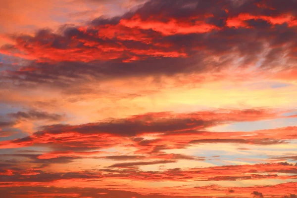 Himmel bei Sonnenuntergang und Bewegungswolke, schöner bunter Abend natu — Stockfoto