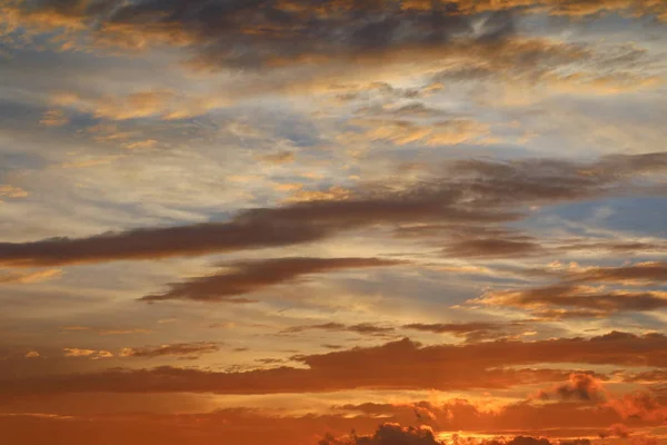 Ciel au coucher du soleil et nuage de mouvement, belle soirée colorée natu — Photo