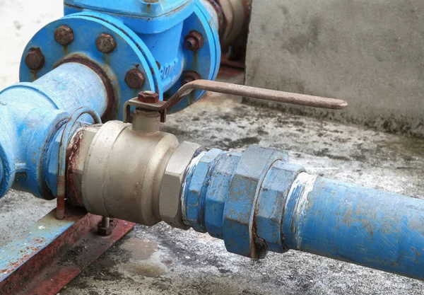 Spoj potrubí vody, ocelové rez průmyslové staré klepněte na potrubí — Stock fotografie