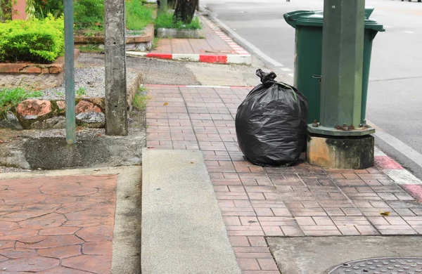 Bolsas de basura negras en la acera . — Foto de Stock