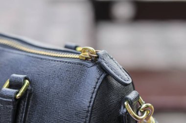 Siyah deri çanta fermuar kapatmak