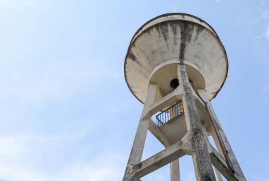 Mavi gökyüzü arka plan ile tarım için su deposu