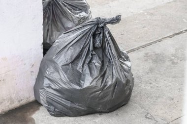 Siyah çöp torbası yığını