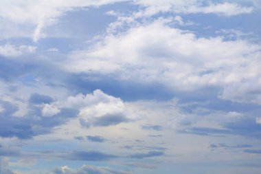 mavi gökyüzü ve beyaz bulut güzel doğada renkli kopya ile için alan eklemek metin