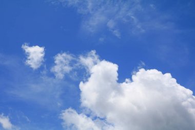 mavi gökyüzü büyük bulut ve yağmur bulutu ile sanat doğa güzel ve kopya alanı için metin ekleme