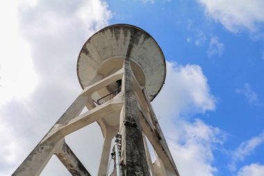 Mavi gökyüzü arka plan ile tarım için su deposu