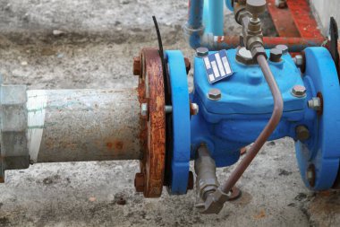 su vanası sıhhi tesisat ortak, çelik pas endüstriyel eski boru dokunun.