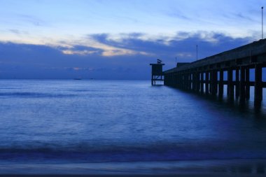 günbatımı manzara twilight saat güzel köprü liman ve denizde akşam