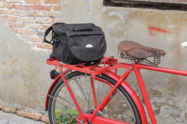 Siyah Bisiklet kırmızı seyahat eyer eski tuğla duvar arka çanta