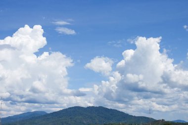 Mavi gökyüzü beyaz bulut ve dağlar doğa güzel manzara