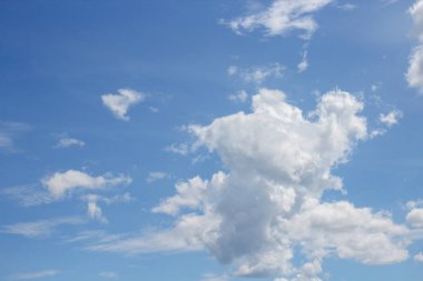 Mavi gökyüzü beyaz bulut manzara doğada güzel