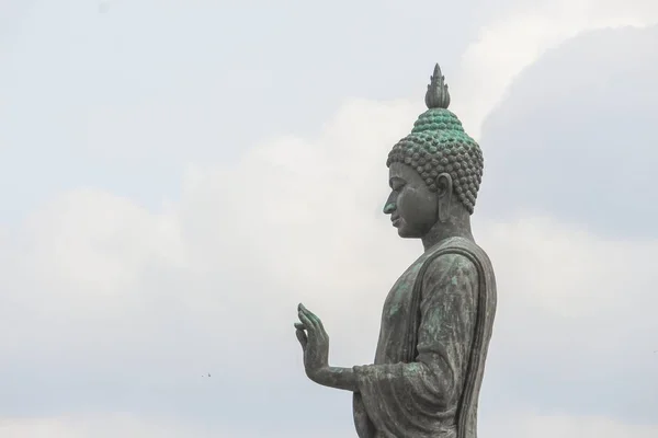 Mavi gökyüzü ve yağmur bulutu arka plan büyük Buda heykeli antik — Stok fotoğraf