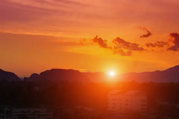 Ηλιοβασίλεμα στο sky και cloud, όμορφα πολύχρωμα Λυκόφως ώρα — Φωτογραφία Αρχείου