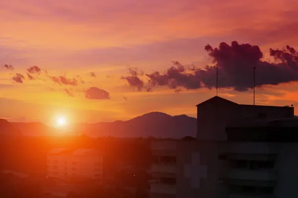 Pôr do sol no céu e na nuvem, tempo colorido bonito crepúsculo — Fotografia de Stock