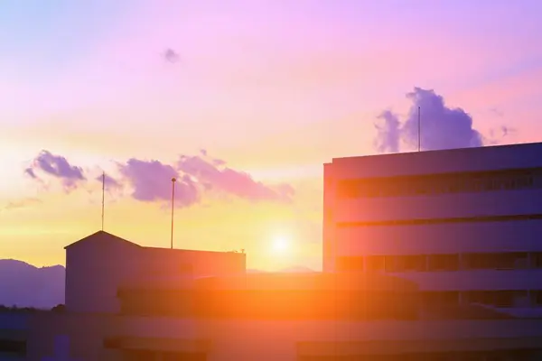 黄昏色トーン夕日 美しいカラフルな夜の自然風景 都市と太陽の空の建物のシルエット — ストック写真