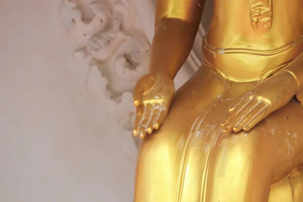 Рука Будды статуя древнего золота в тайском храме — стоковое фото
