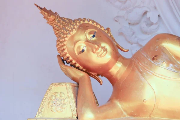 Buddha-Statue schläft im thailändischen Tempel — Stockfoto
