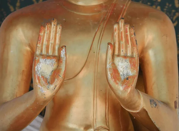 Hand der Buddha-Statue im thailändischen Tempel — Stockfoto