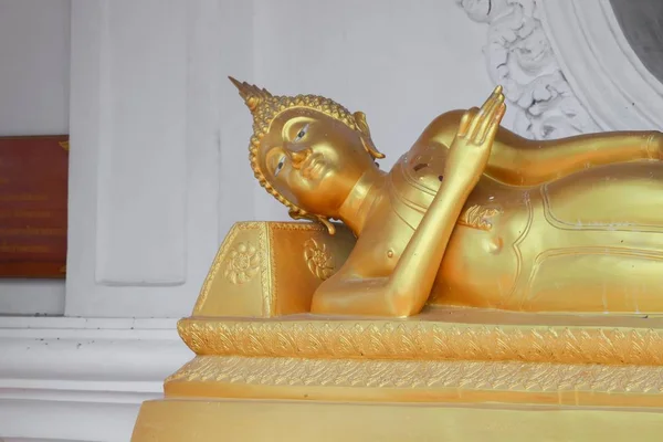 Buddha staty sömn antika i thailändska templet — Stockfoto
