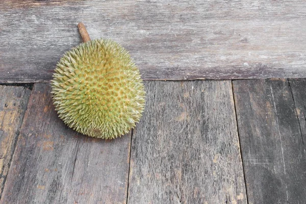 Durian rijp fruit die doorn op de achtergrond van het houten bord heeft. — Stockfoto