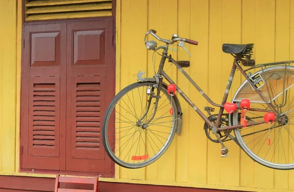 Vintage Bicycle Old Style Rusty Yellow Wall Wood Background — Stock Photo, Image