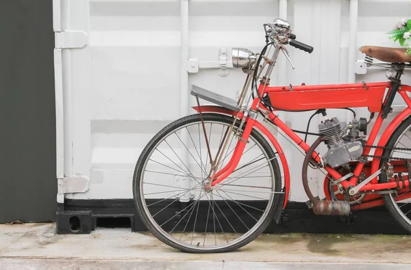 Vintage cykel röd som har motor nära vägg vit bakgrund — Stockfoto