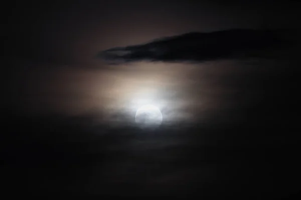 Volle maan mooie over donkere zwarte hemel op hebben regen wolk in de nacht — Stockfoto