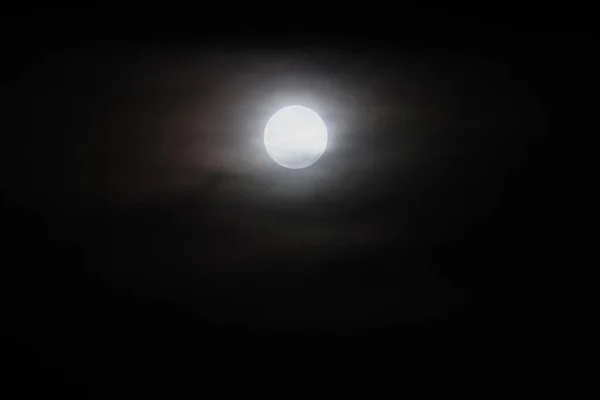 Lua Cheia Bonita Sobre Céu Negro Escuro Ter Nuvem Chuva — Fotografia de Stock