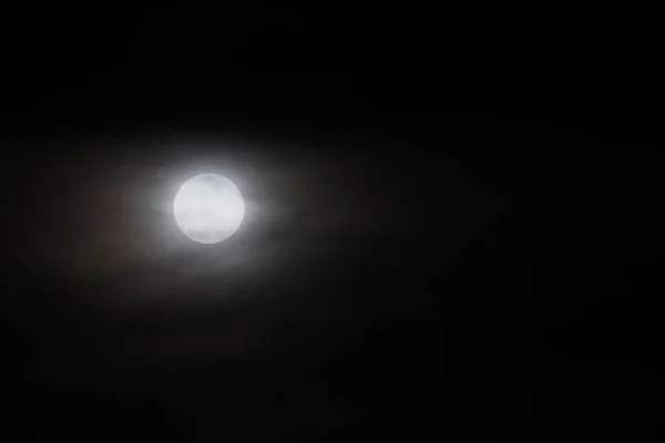 Lua cheia bonita sobre o céu negro escuro em ter nuvem de chuva à noite — Fotografia de Stock