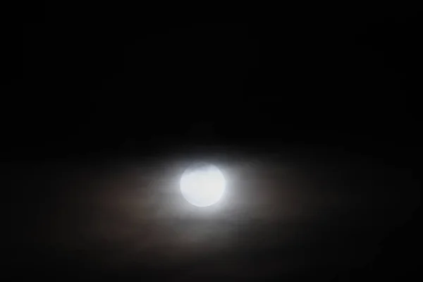 Luna plina frumoasa peste cerul negru intunecat la au nor de ploaie in noapte — Fotografie, imagine de stoc