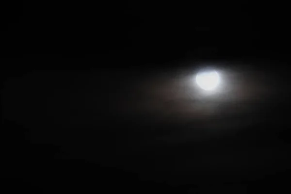 Полнолуние Красиво Над Темным Черным Небом Облаке Дождя Ночью — стоковое фото