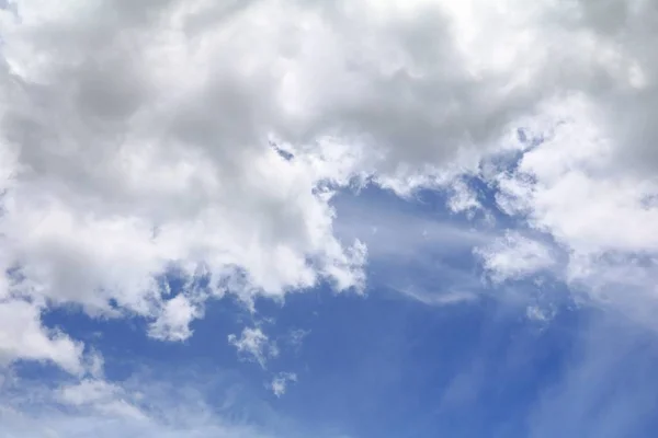 大きな雲と雨の雲と青い空は 美しい自然 コピー スペース アート テキストを追加します — ストック写真