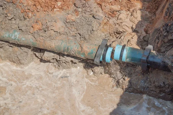 Encanamento tubo quebrado no buraco com fluxo de água — Fotografia de Stock