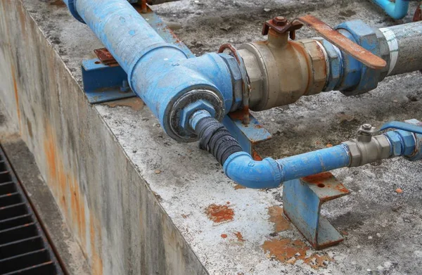 Víz szelep vízvezeték közös, acél rozsda ipari régi érintse meg a cső — Stock Fotó