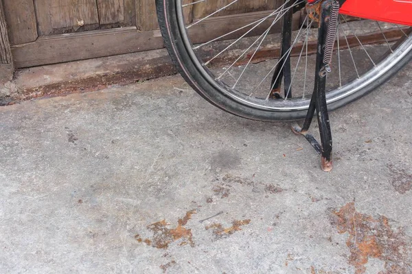 自行车车轮在前人行道上的经典复古 — 图库照片