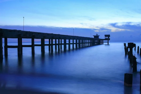 Sunset landscape twilight time beautiful at bridge harbor and sea in evening — Stock Photo, Image