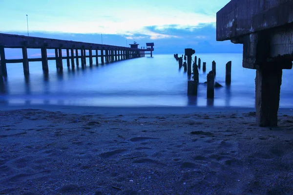 Pôr do sol paisagem crepúsculo tempo bonito em ponte porto e mar à noite — Fotografia de Stock