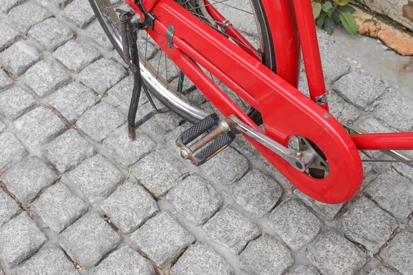 Красный велосипед старинный антиквариат в городе — стоковое фото