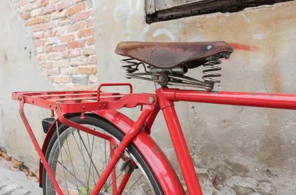 Klasický vintage kolo červené v bývalé na zeď dřevo pozadí — Stock fotografie