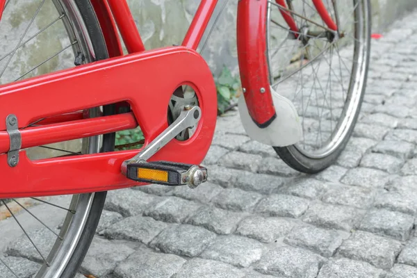 赤い自転車ヴィンテージ アンティーク市 — ストック写真